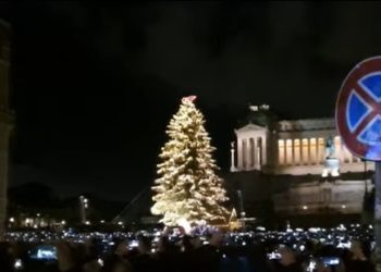 Trokasin festat e fundvitit në Romë, ndizen dritat e pemës së Vitit të Ri