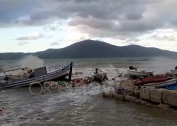 Moti i keq në Vlorë, përplasen në port anijet e peshkimit