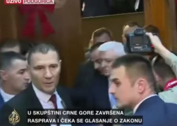 Dhunë, gaz lotsjellës dhe 18 deputetë të arrestuar në Kuvendin e Malit të Zi, shkak ligji për fetë