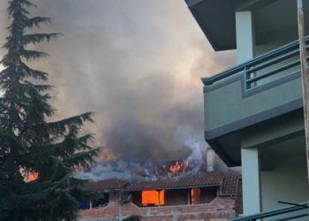 VIDEO/ Zjarri në pallatin 5-katësh në Pogradec, janë shkrumbuar 12 apartamente, 2 katet e përfshira nga flakët ishin shtesë