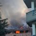 VIDEO/ Zjarri në pallatin 5-katësh në Pogradec, janë shkrumbuar 12 apartamente, 2 katet e përfshira nga flakët ishin shtesë