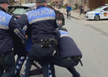 Bulqizë/Sherr e dhunë ndaj policëve, arrestohen babë e bir, arratiset djali tjetër