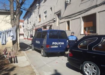 Pronari i lokalit u gjet me plagë në trup, dalin detajet e para nga vrasje me thikë në Korçë