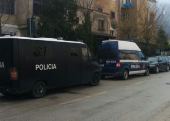 Të shtëna me armë zjarri në një fshat të Kukësit, një i plagosur