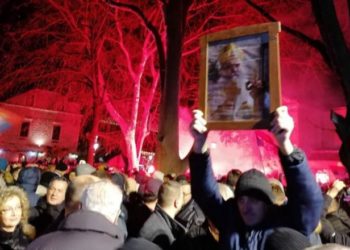 Pronat e Kishës ndezin protesta të dhunshme në Podgoricë, sulmohet edhe ambasada malazeze në Beograd