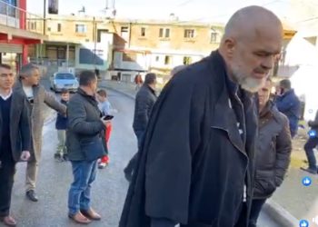 “Pse rrini aty, apo…”/ Rama banorëve që s’dalin nga pallati: Ju nxjerrim ne me polici, duhet bërë Laçi i 2020-s