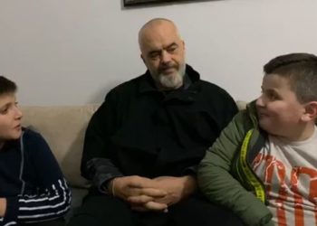 Rama, me vogëlushët që “fluturuan” nga dritarja: Bëhuni të zotë, që të mos ju njohë bota vetëm prej Ronaldos