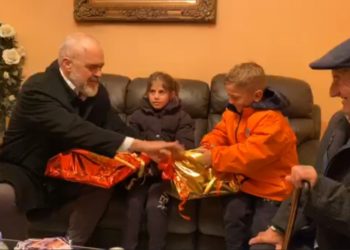 “Do bëhesh bojaxhi si puna ime”, batutat e Ramës me fëmijët e familjes Lleshi në Kamëz. Nuk mungojnë dhuratat