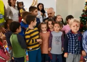 Rama me fëmijët e prekur nga tërmeti në Durrës, nëna i ankohet: Kemi mbetur mes katër rrugëve