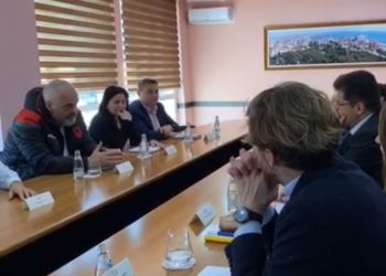 “Mund të ketë tërmete të tjerë”, Rama i ndërpret fjalën komisionerit të BE: Aman, mos e thoni këtë