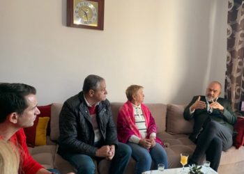 Familjet sistemohen në banesat e reja, Rama dhe Veliaj inspektojnë fillimin normal të shkollave