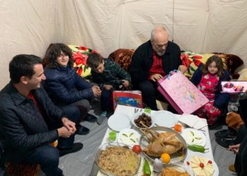 Rama viziton të pastrehët e tërmetit: Kush është në çadër, është prioritet i parë