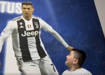 Rama surprizon Aurelin e vogël, i sjell në dhomë Ronaldon