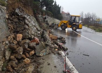 Reshjet e shiut dhe era e fortë, ARRSH ndërhyn për të liruar akset rrugore (Foto)