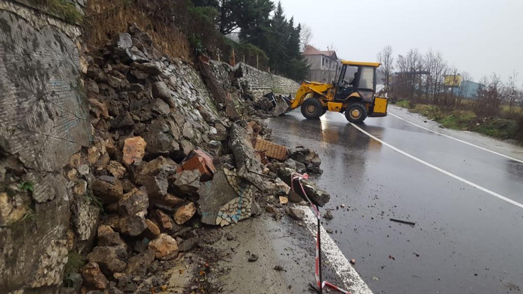 Aksident i rëndë në Borsh  guri i madh bie mbi skrep dhe zë poshtë drejtuesin