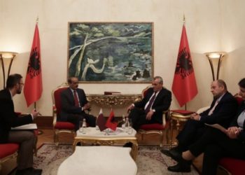 Tërmeti shkatërrues, ambasadori i Katarit siguron Ruçin: Do ju ndihmojmë me rindërtimin e banesave