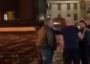 VIDEO/ “Ti do më q* motrën mua?”, plas sherri midis Laert Vasilit dhe aktorëve të “Aleancës për mbrojtjen e Teatrit”