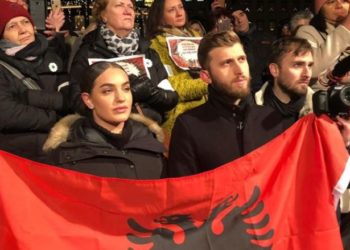 Shqiptarët në Suedi çohen kundër Handkes, fjalët prekëse të poetit: Sot dua të jem nga Srebrenica