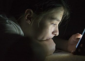 Pagjumësia ”pushton” adoleshentët, shkak telefonat e zgjuar dhe rrjetet sociale