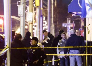 Vranë 6 persona e plagosën 2 të tjerë, identifikohen autorët e sulmit me armë në New Jersey