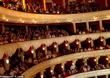 STUDIMI/ Dëshironi të jetoni më gjatë? Shkoni në teatër ose në muze 1 herë në muaj, shijimi i arteve mund të zvogëlojë rrezikun për të vdekur