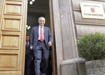 Shembja e Teatrit/ Meta kërkoi pezullimin e projektit, nis shqyrtimi në Gjykatën Kushtetuese