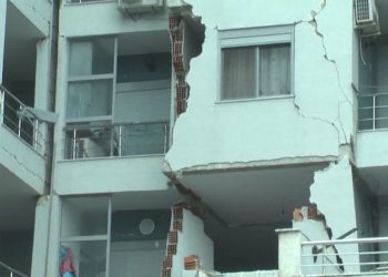 22 objekte të prishura në Qarkun e Durrësit, Voda: Çfarë nënkuptojnë ngjyrat tek dera e banesës