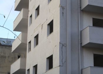 Post-tërmet/Administratorët akuzohen se fshehurazi po riparojnë pallatin 11-katësh të dëmtuar rëndë