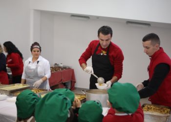 Bashkia e Tiranës shtron drekën e Krishtlindjes për familjet në nevojë, Veliaj: Na pret një vit i ri me më shumë punë dhe suksese