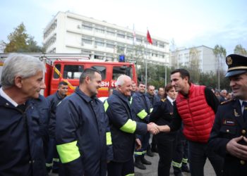 Veliaj me forcat zjarrfikëse pas tërmetit: Do shemben 3 godina në Qytet Studenti, rrezikojnë jetën e banorëve