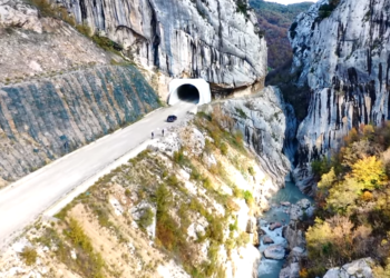 Pamje mbresëlënëse të “Rrugës së Arbrit” filmuar me dron (Foto)