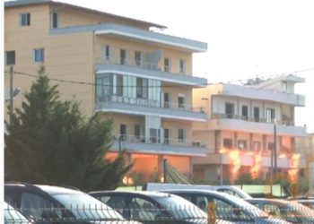 U dëmtua nga tërmeti 6.4 ballë, shembet me eksploziv edhe godina e dytë 5-katëshe në Shkozet (VIDEO)