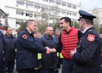 Humbi 6 familjarët në Thumanë, Veliaj takon zjarrfikësin e Tiranës: Të jemi dy herë mirënjohës