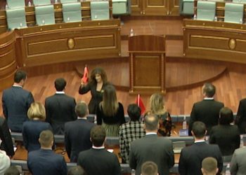 Prapaskenat në Kuvend… Kurti dhe Konjufca u betuan para flamurit kuqezi (VIDEO)
