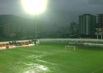 Superliga/Ndërpritet ndeshja Flamurtari-Teuta, shkak moti me shi