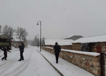 Një nga destinacionet më të kërkuara për festat e fundvitit, Voskopoja zbardhet nga dëbora