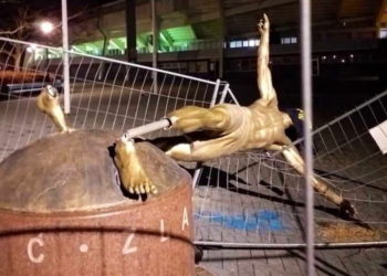 Merr fund monumenti i Ibrës/ Tifozët e Malmos e shkatërrojnë plotësisht