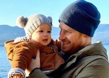 Meghan Markle sapo postoi kartolinën më të bukur të festave, Prince Harry mban në krahë të voglin e tij