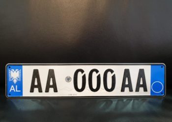 Të pajisura me barkod dhe elementë sigurie, prezantohen targat “moderne” për makinat (Foto)