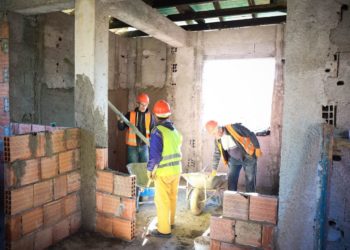 (Fotot) Pas tërmetit të 21 shtatorit/ Ministrja Xhaçka inspekton punimet, 233 familje me strehë të re!