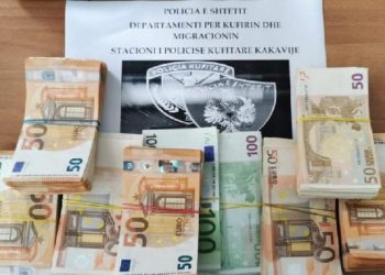 Nga Kuçova, drejt Greqisë me 41 mijë euro të fshehura në makinë, kapet 38-vjeçari