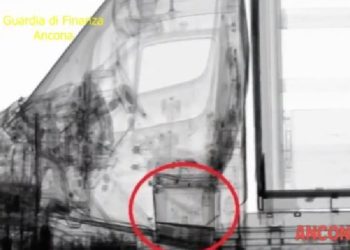 Video/Arrestimi i shqiptarit me gjysmë milionë euro heroinë, ja vendi ‘sekret’në kamion i drogës