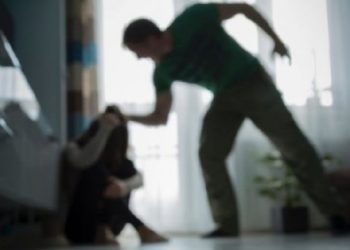 Tentoi të vrasë gruan me thikë pas dhunës së vazhduar, pranga 61-vjeçarit në Tiranë