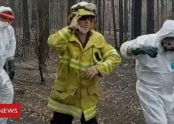 “Për t’i ngritur moralin australianëve”, kërcimi i zjarrfikësve që po thyen rrjetin (VIDEO)