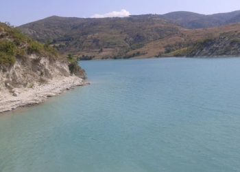 FOTO-VIDEO/ Imazhe të rezervuarit ku nipi me shokët hodhën 50-vjeçaren pas grabitjes, pamje të trishta