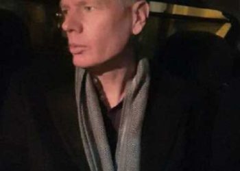 FOTOT/ Ambasadori britanik shkonte të qethej, por e arrestojnë policët