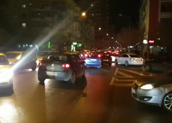 Trafik i rënduar në sheshin ‘Nënë Tereza’, qytetarët braktisin shtëpinë!