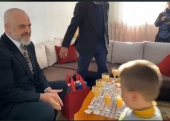 Rama e Balluku vizitojnë familjen e dëmtuar nga tërmeti në Vorë: Brenda marsit do kemi rezultatet e para
