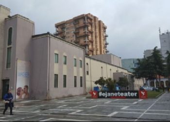 Plas sherri brenda aktivistëve të Aleancës për Teatrin, regjisori i njohur pyet pedagogun: A i ke thënë Pano Sokos…