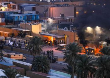 Sulmi në Ambasadën amerikane në Bagdad, personeli i sigurisë qëllon me plumba gome ndaj protestuesve (FOTO)